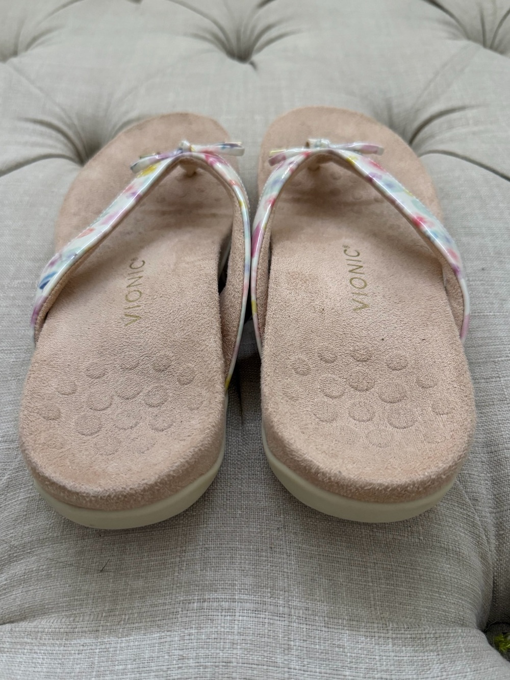 Vionic Bella Cream Poppy sandals thing flip flops 8 Like new with box - Picture 2 of 7
